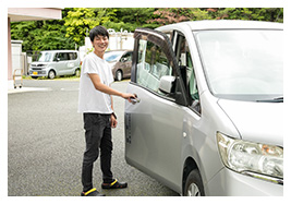 車で通勤する職員の画像