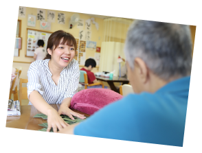 入居者とコミュニケーションをとる支援員の画像