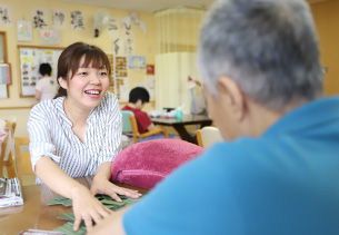 笑顔で働く田中 保奈美さん