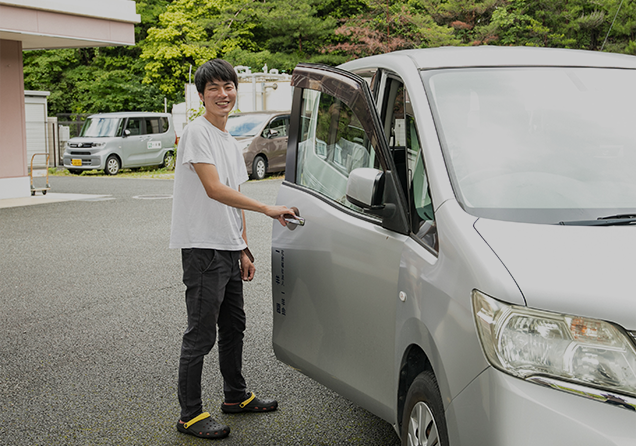 車で通勤する支援員の画像