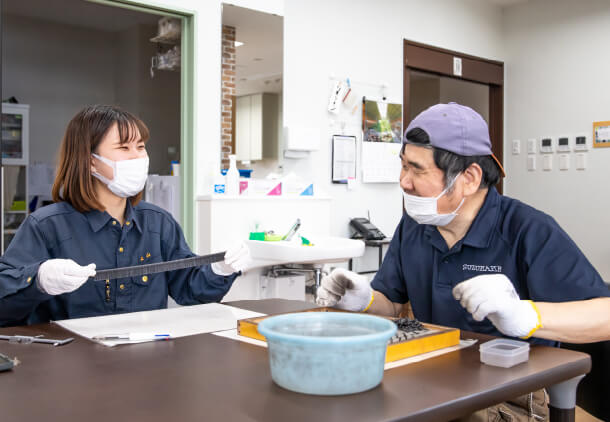 利用者さんの補助をしている岳山さん