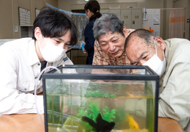 利用者さんと笑顔で交流している山本さん