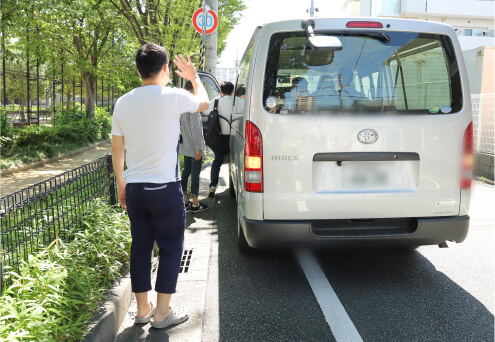 利用者の方を見送る様子