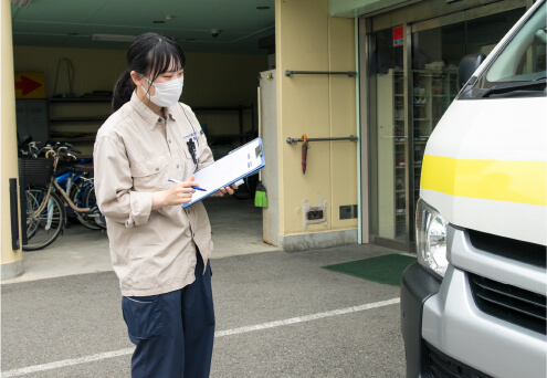 利用者を自宅まで送迎する前の車両の確認をしているところ